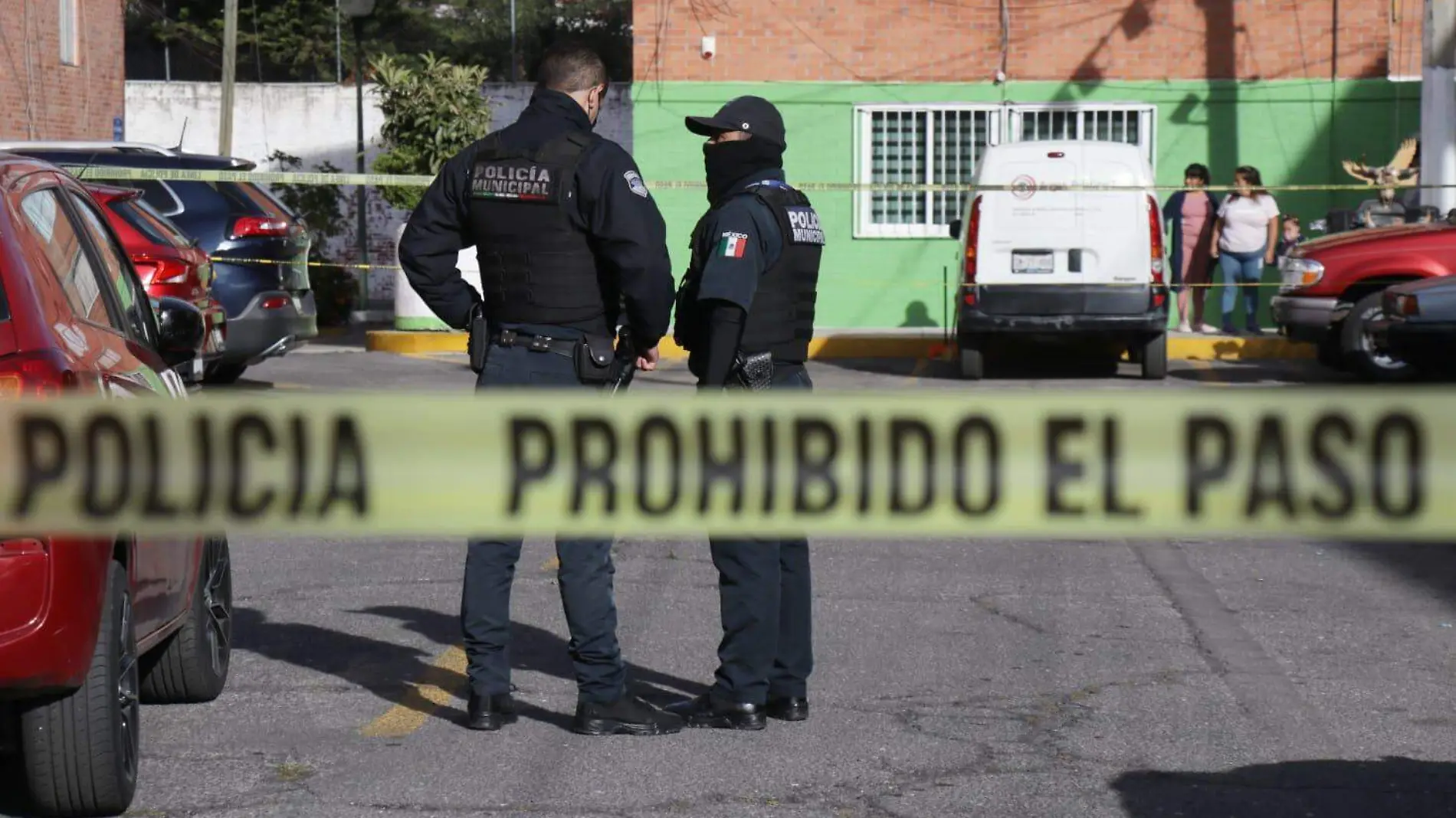 policías supervisando zona